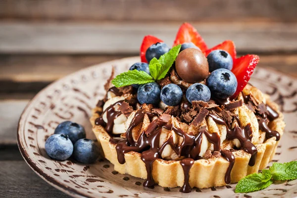 Banoffee chocolate pie decorated with chocolate, fresh blueberry — Stock Photo, Image