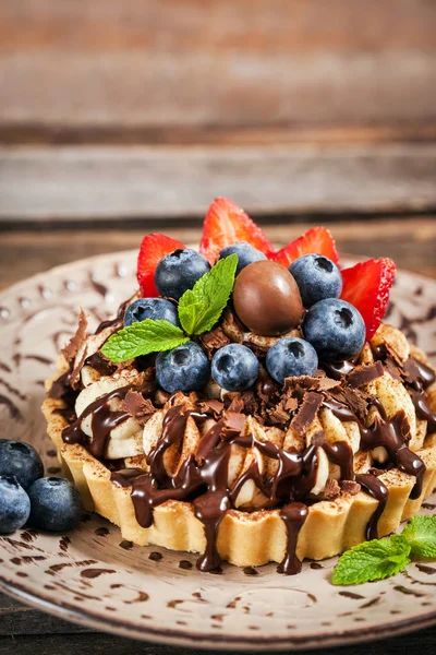 Banoffee chocolade taart gedecoreerd met chocolade, verse bosbessen — Stockfoto