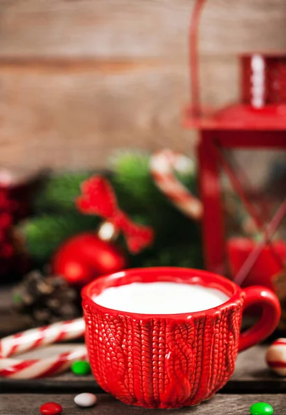 Weihnachten rote Tasse Milch und Laterne mit Kerzenlicht — Stockfoto