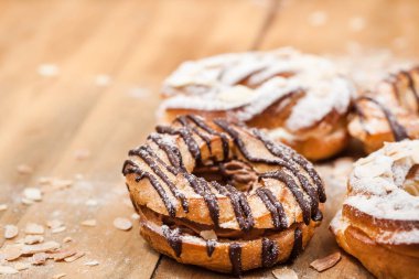 Çikolata ve pudra şekeri krem puf halkalar (choux pasta)