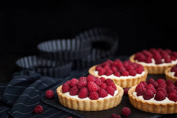 Вкусные малиновые мини-пироги на тёмном фоне — стоковое фото