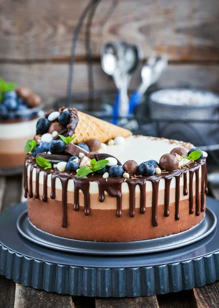 Gözleme koni ile dekore edilmiş üç çikolatalı mousse kek