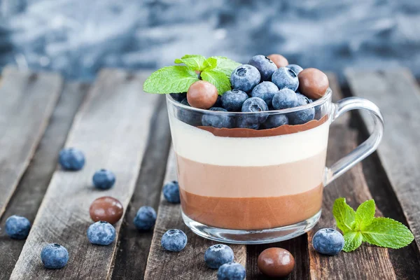 Deliciosa sobremesa de mousse de chocolate em três camadas — Fotografia de Stock