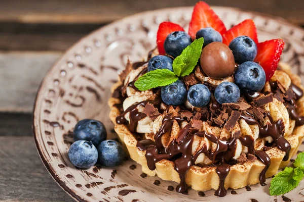 Banoffee chocolate pie decorated with chocolate, fresh blueberry — Stock Photo, Image
