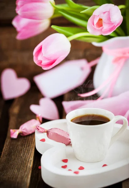 Káva, srdce a tulipány — Stock fotografie