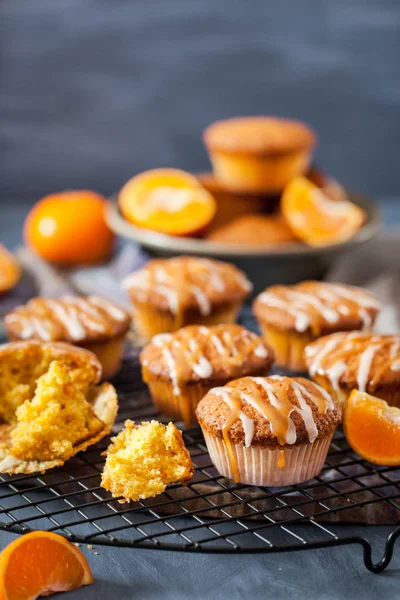釉料和焦糖打顶的胡萝卜橘子蛋糕 — 图库照片