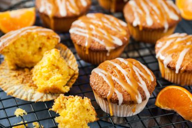 Sır ve karamel tepesi ile havuç mandalina cupcakes 