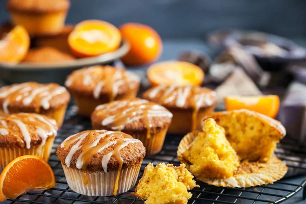 Carrot tangerine cupcakes with glaze and caramel topping — Stock Photo, Image