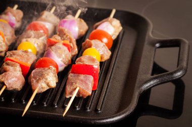 Taze Türkiye et şiş kiraz domates, biber ve soğan ile