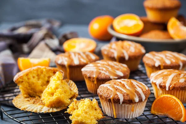 Carrot tangerine cupcakes with glaze and caramel topping — Stock Photo, Image