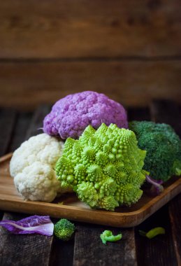 Taze organik beyaz ve mor karnabahar, brokoli, romanesco