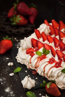 Taze çilek ile dekore edilmiş Pavlova beze pasta 