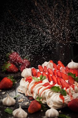 Taze çilek ile dekore edilmiş Pavlova beze pasta 