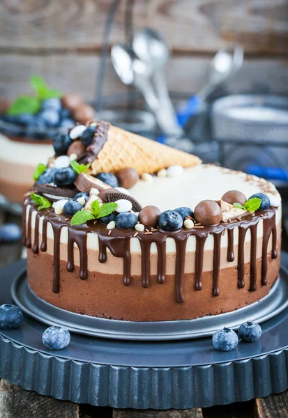 Three chocolate mousse cake decorated with waffle cone, fresh bl — Stock Photo, Image