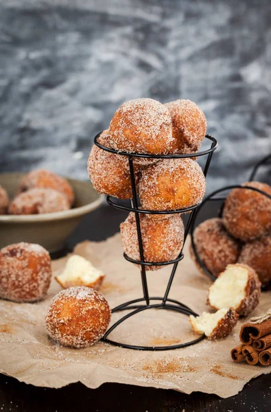 Verse heerlijke huisgemaakte bal donuts — Stockfoto