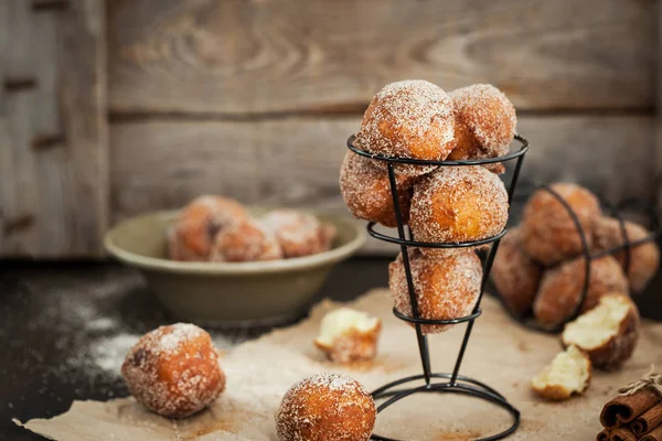 Verse heerlijke huisgemaakte bal donuts — Stockfoto