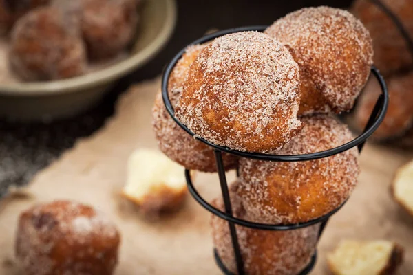 Verse heerlijke huisgemaakte bal donuts — Stockfoto