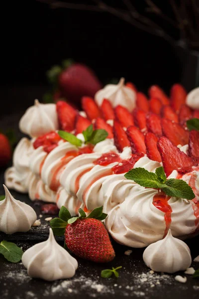 新鮮なイチゴで飾られたパブロワ メレンゲのケーキ — ストック写真