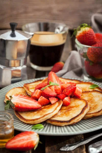 Panqueques caseros deliciosos servidos con fresas frescas y h — Foto de Stock