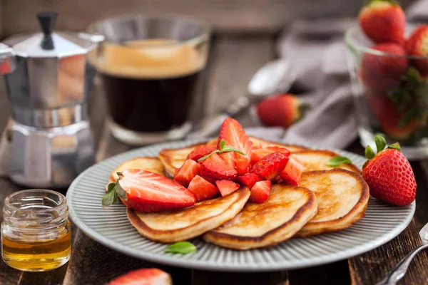 Panqueques caseros deliciosos servidos con fresas frescas y h — Foto de Stock