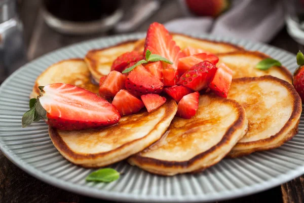 Zelfgemaakte heerlijke pannenkoeken geserveerd met verse aardbeien en h — Stockfoto