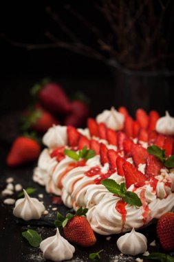 Taze çilek ile dekore edilmiş Pavlova beze pasta 