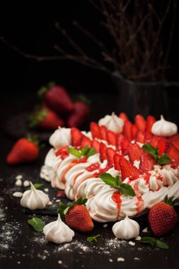 Taze çilek ile dekore edilmiş Pavlova beze pasta 