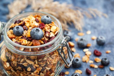 Kavanoz ve taze yaban mersini ev yapımı granola