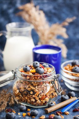 Kavanoz, taze yaban mersini ve süt ev yapımı granola