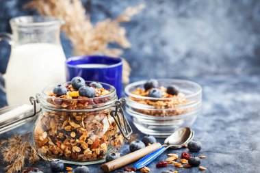 Kavanoz, taze yaban mersini ve süt ev yapımı granola