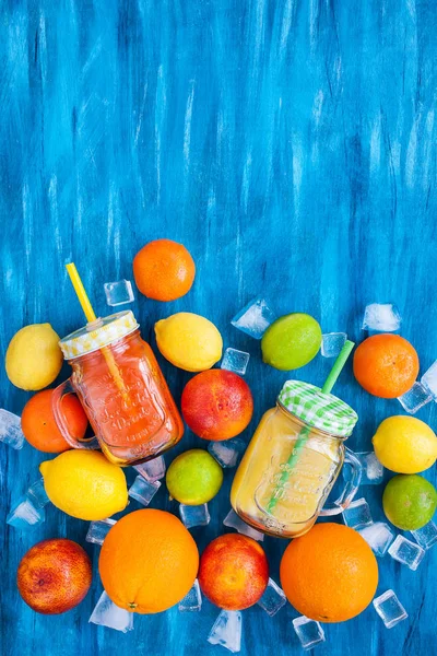Jugo de vitaminas cítricas con frutas frescas alrededor — Foto de Stock