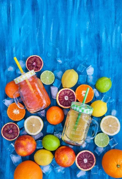 Jugo de vitaminas cítricas con frutas frescas alrededor — Foto de Stock