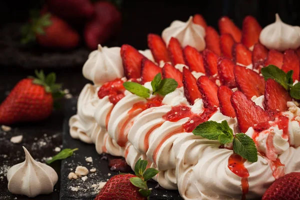 Tarta de merengue Pavlova decorada con fresa fresca — Foto de Stock