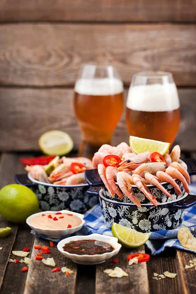 Aperitivo de camarões com molhos e copos de cerveja — Fotografia de Stock
