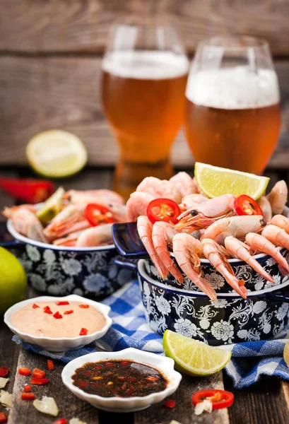 Aperitivo de camarões com molhos e copos de cerveja — Fotografia de Stock