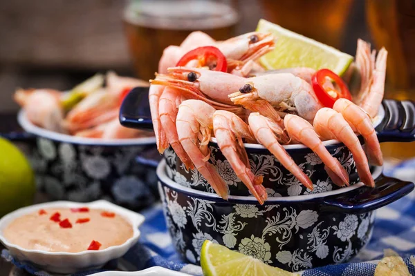 Aperitivo de camarones con salsas y vasos de cerveza — Foto de Stock