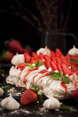 Taze çilek ile dekore edilmiş Pavlova beze pasta 