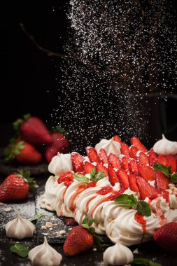 Taze çilek ile dekore edilmiş Pavlova beze pasta 
