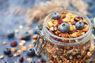 Kavanoz ve taze yaban mersini ev yapımı granola