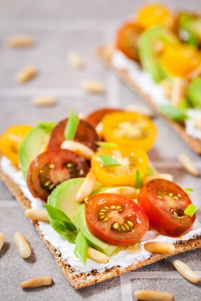 Healthy rye crisp bread toast with tomatoes — Stock Photo, Image