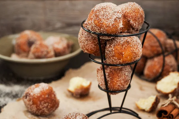 Verse heerlijke huisgemaakte bal donuts — Stockfoto