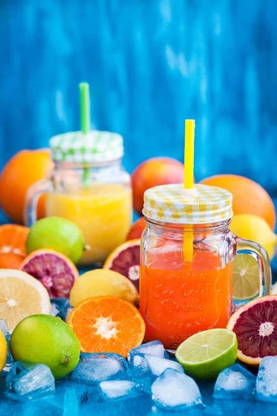 Jugo de vitaminas cítricas con frutas frescas alrededor — Foto de Stock