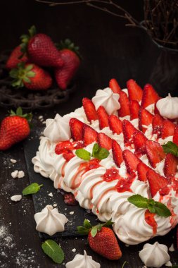 Taze çilek ile dekore edilmiş Pavlova beze pasta 