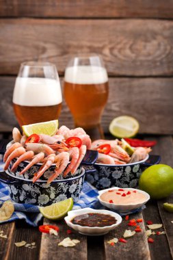 Soslar ve bira gözlük karides meze