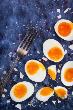 Katı pişmiş yumurta, dilimlenmiş devrede de ahşap tablo 