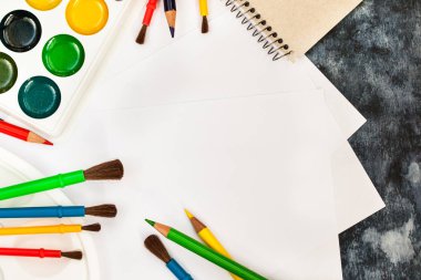 Kalem kağıt, suluboya boya, fırça boya, renk 