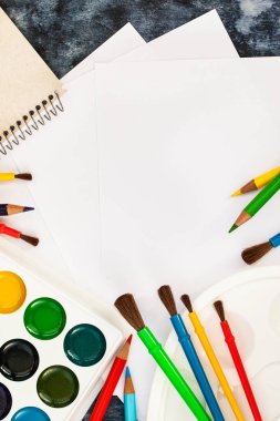Kalem kağıt, suluboya boya, fırça boya, renk 