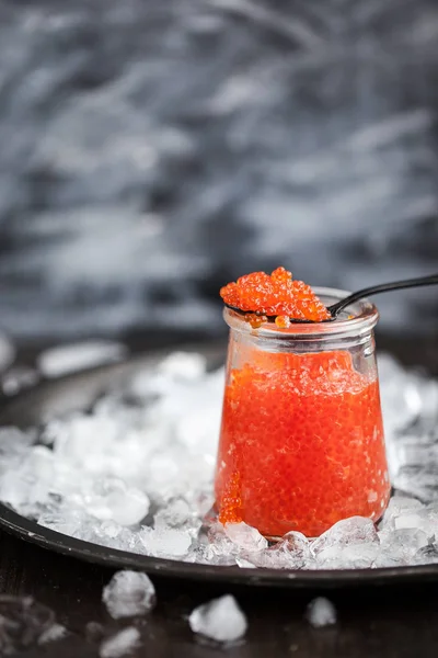 Caviar vermelho em um frasco de vidro — Fotografia de Stock