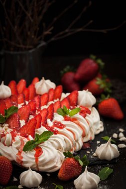 Taze çilek ile dekore edilmiş Pavlova beze pasta 
