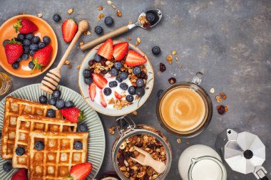 Kahvaltı Masası granola tahıl, süt, taze meyve, kahve ile